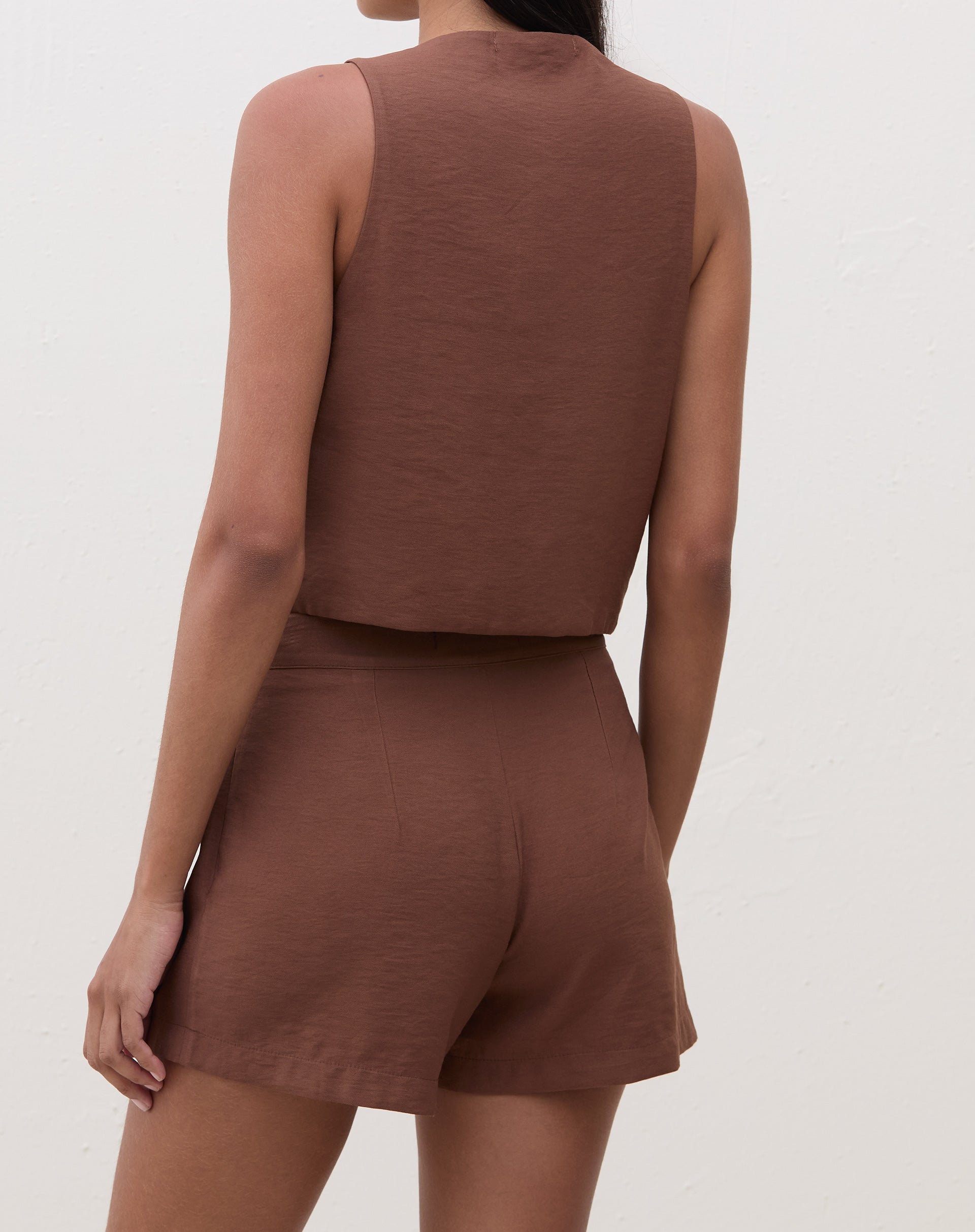 Short com Bolsos Embutidos - Marrom Escuro