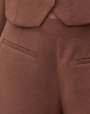Short com Bolsos Embutidos - Marrom Escuro