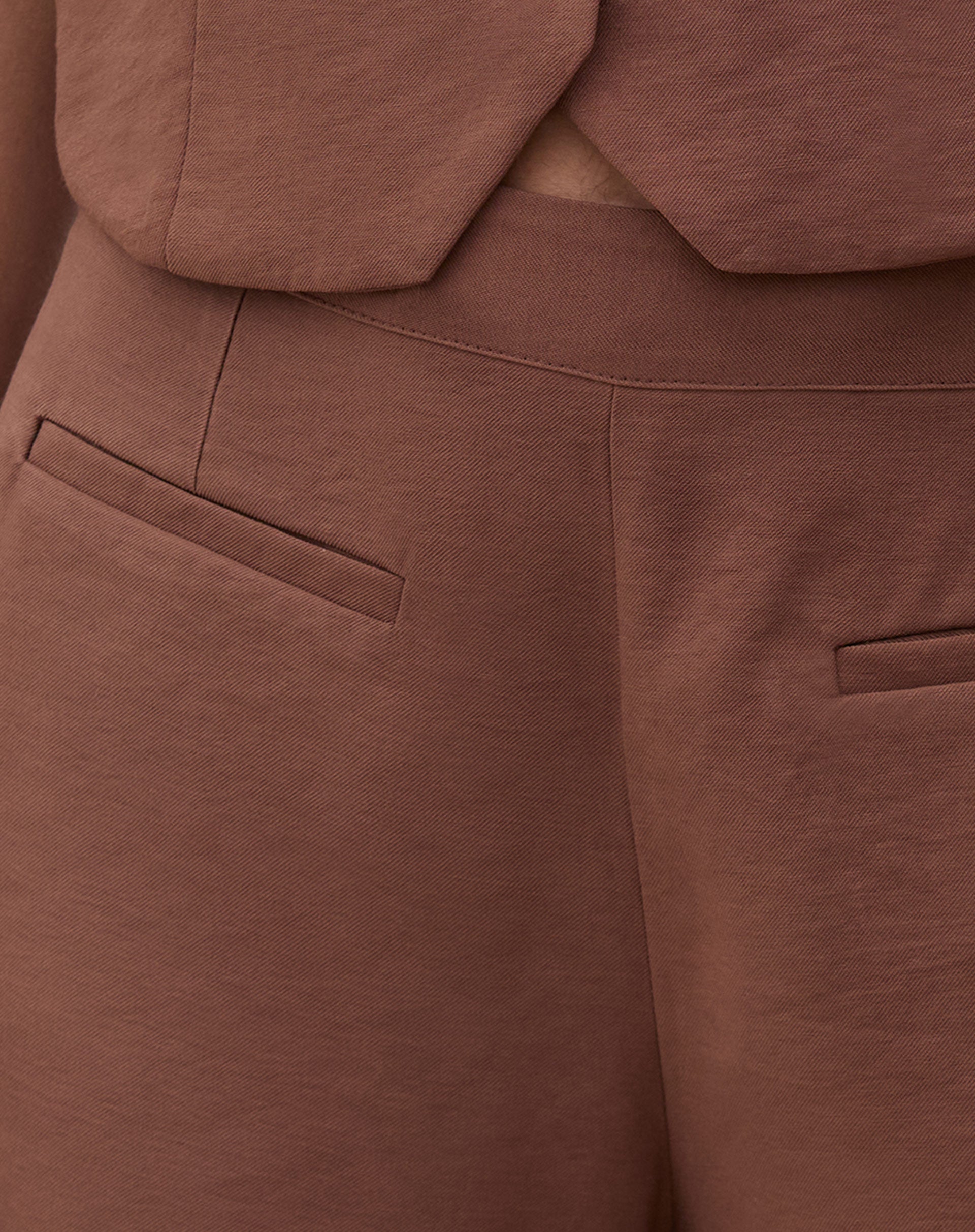 Short com Bolsos Embutidos - Marrom Escuro