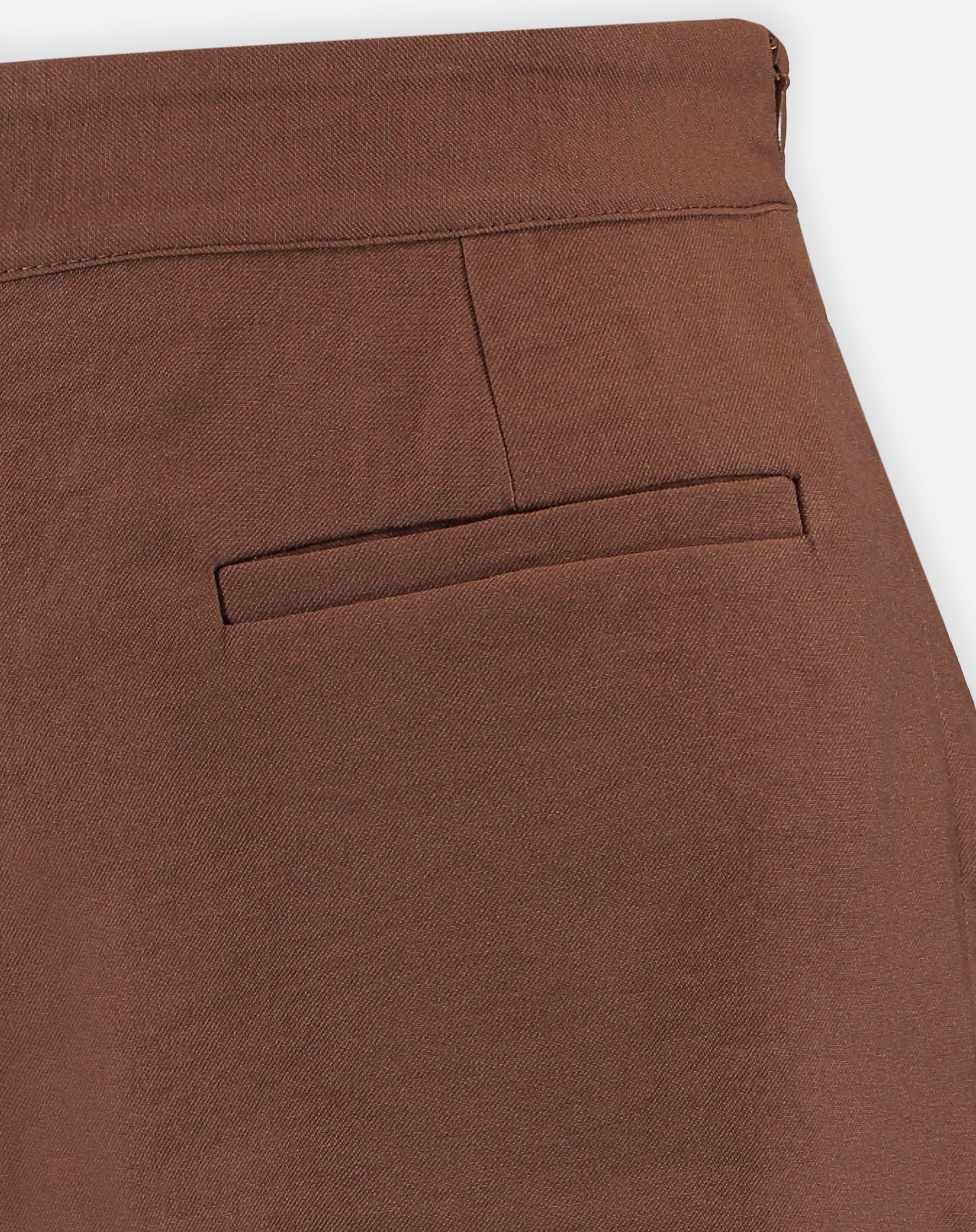 Short com Bolsos Embutidos - Marrom Escuro