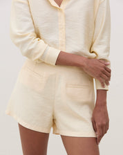SHORT COM BOLSOS EMBUTIDOS - MANTEIGA