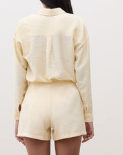 SHORT COM BOLSOS EMBUTIDOS - MANTEIGA