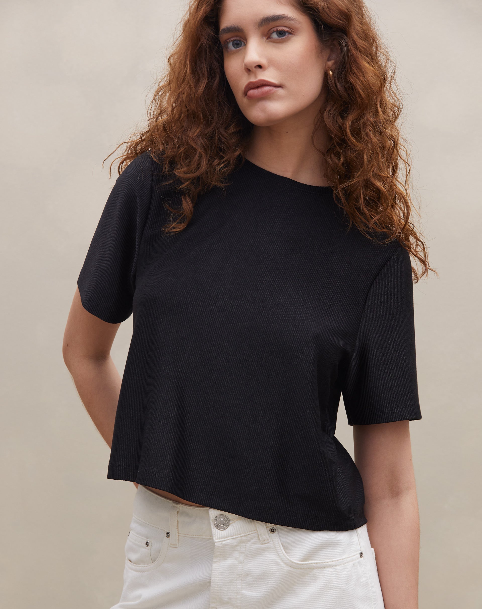 Camiseta Cropped de Malha Canelada - Preto