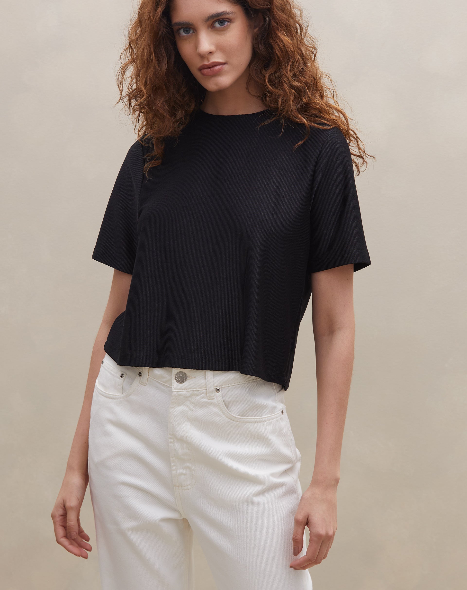 Camiseta Cropped de Malha Canelada - Preto