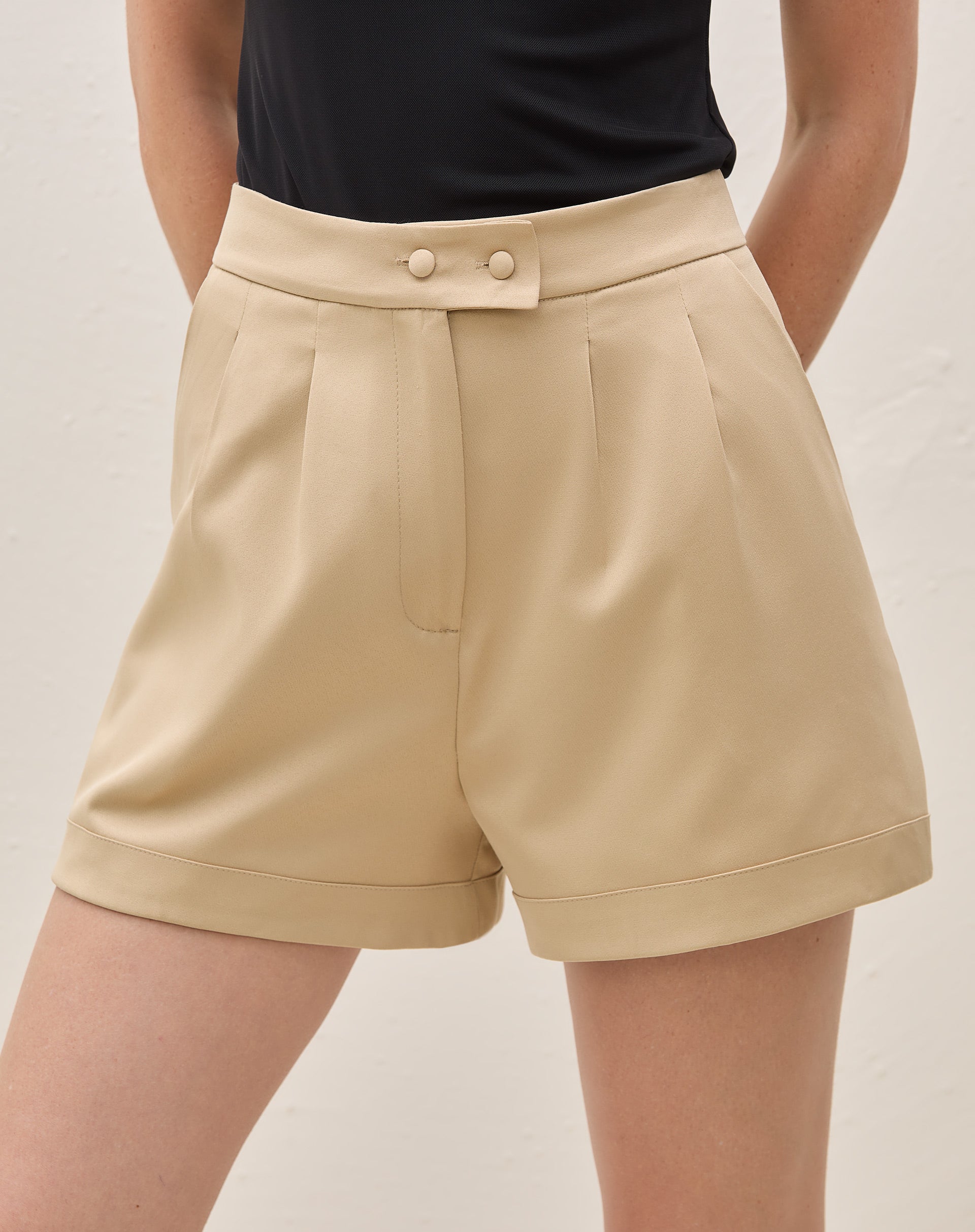 Shorts Alfaiataria com Pregas - Bege