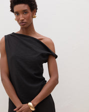 Blusa assimétrica de um ombro só em preto, vista frontal.