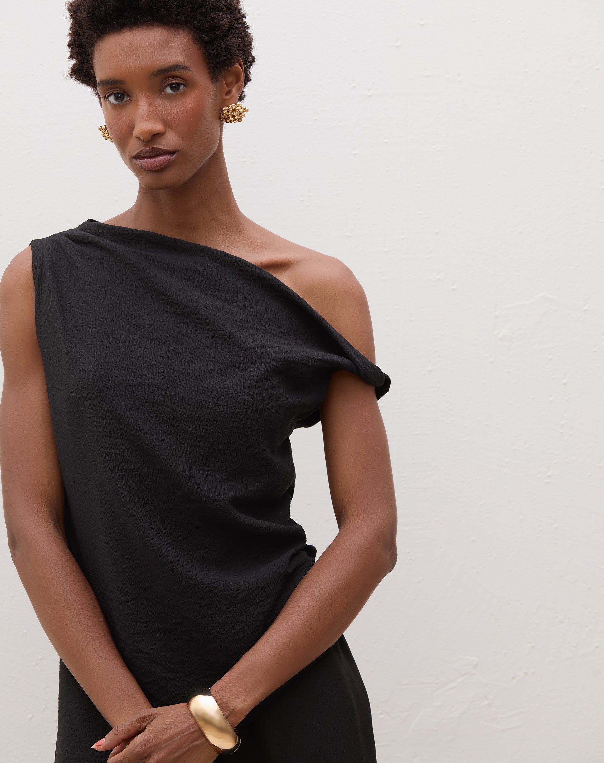 Blusa assimétrica de um ombro só em preto, vista frontal.