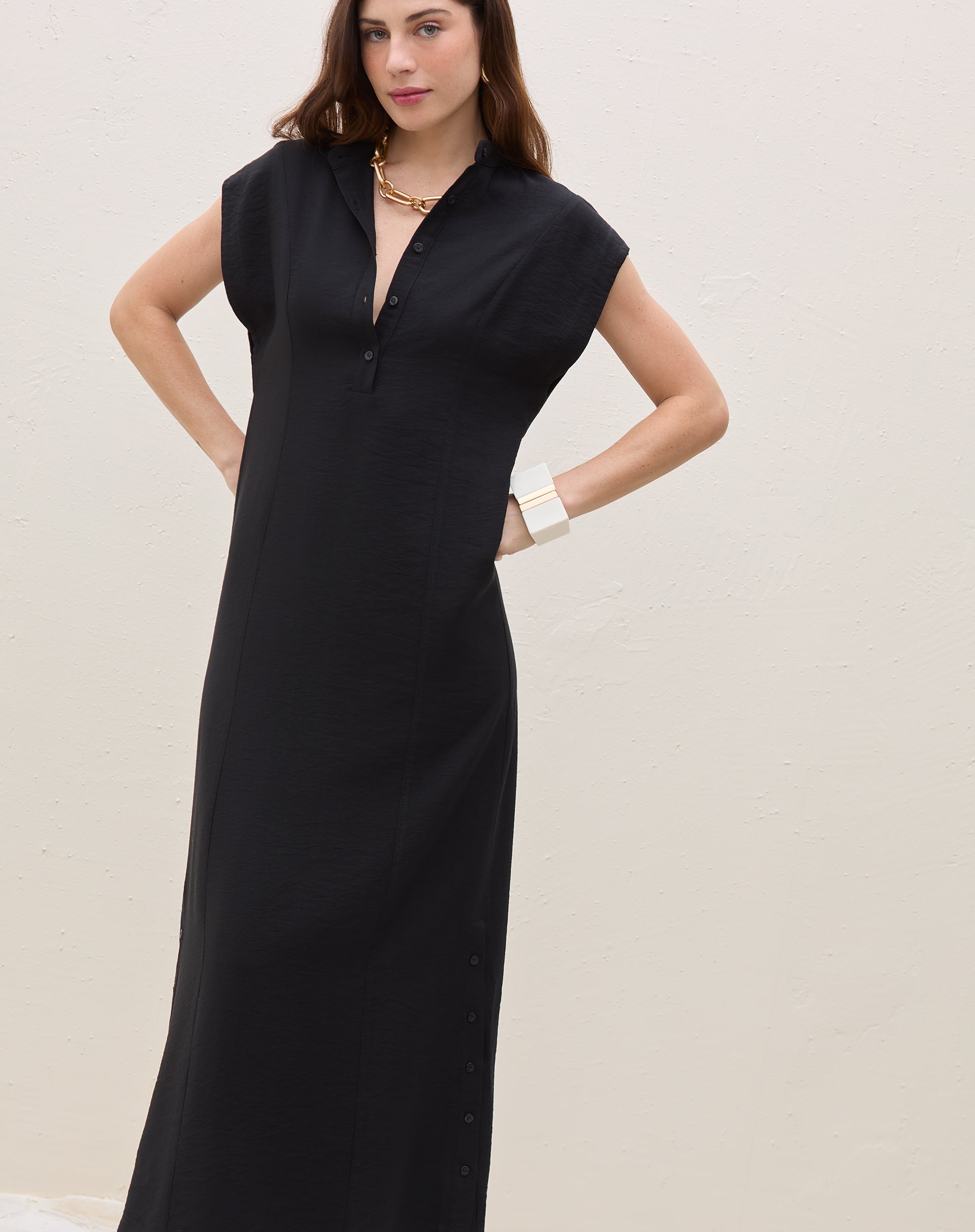51225908_0002_vestido-longo-manga-curta-fechamento-gola-e-lateral-botao-preto_0_92553218-fafe-495e-8ca8-d0d13c3b63ef.jpg
