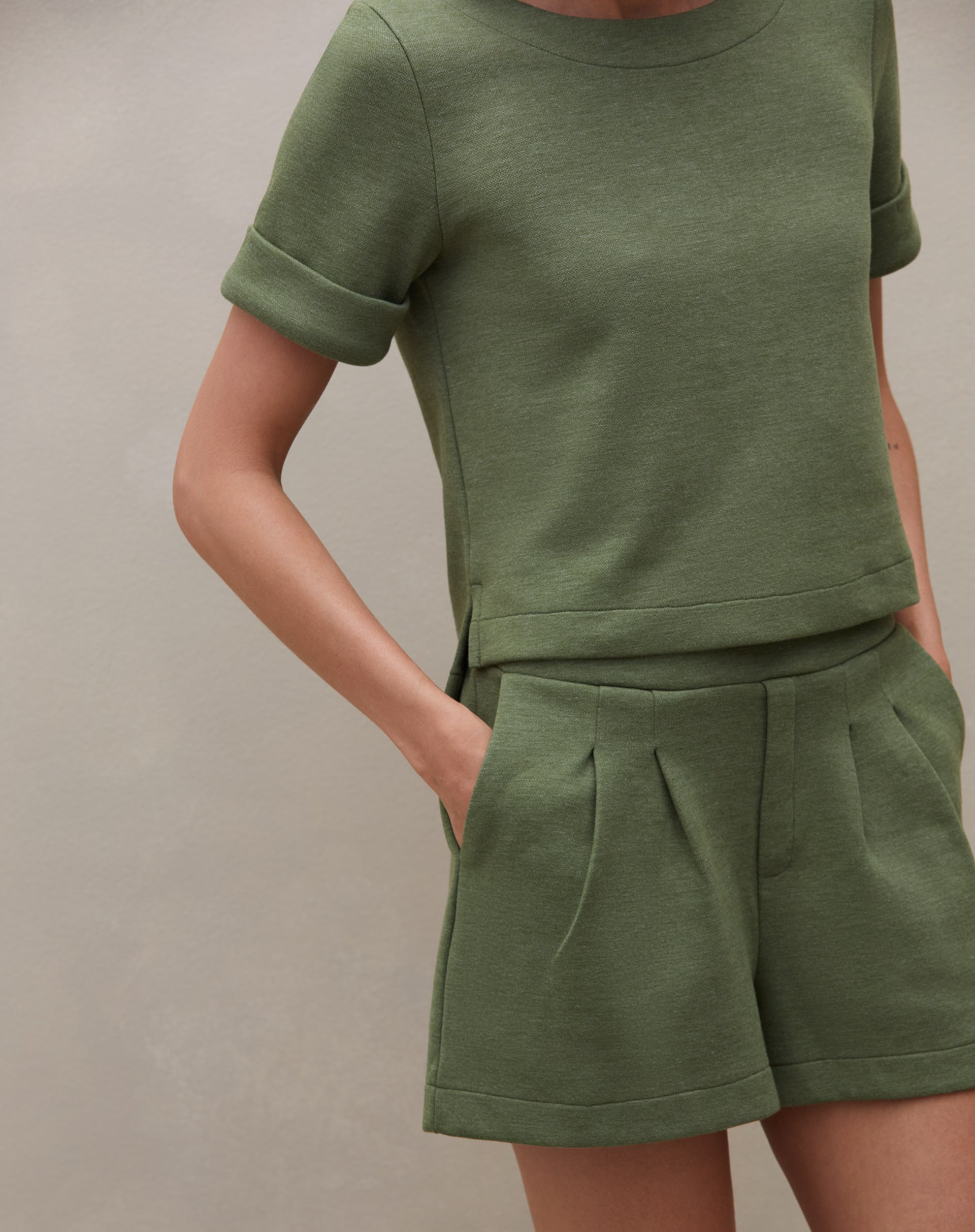 51226221_0033_shorts-de-moletom-cintura-alta-verde-militar_1_e5ec9eb3-12a2-4ccd-a51f-98be1539227b.jpg