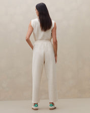 Vista traseira da calça de cintura alta em malha texturizada.