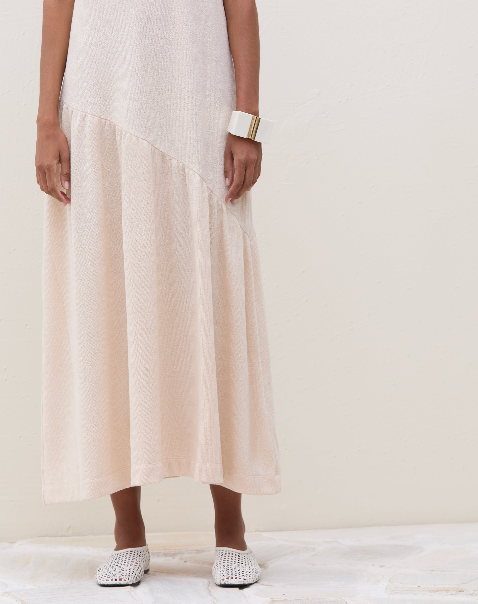 51226226_0006_vestido-longo-regata-de-malha-canelada-com-bege_3_b754252c-add7-415b-b2d5-69b3bbae0b92.jpg