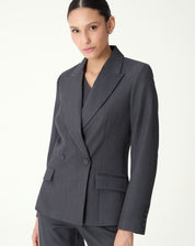Blazer slim alfaiataria cinza - vista frontal em modelo, abotoamento duplo e lapela pontiaguda