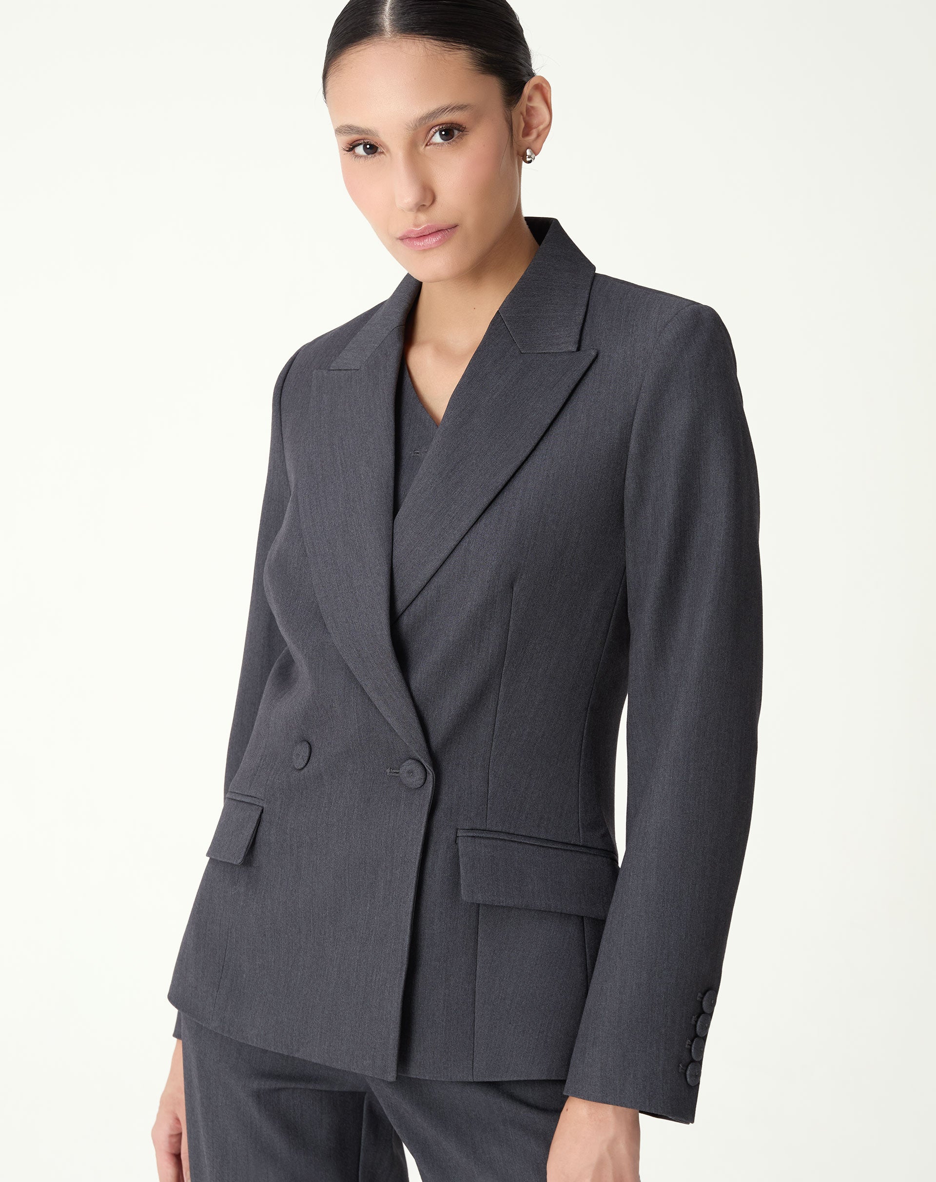Blazer slim alfaiataria cinza - vista frontal em modelo, abotoamento duplo e lapela pontiaguda