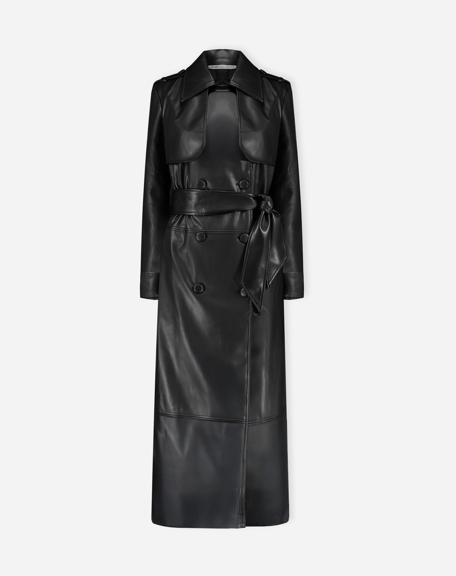 Detalhe do ombro e gola do trench coat preto com epaulette abotoada e acabamento acetinado, evidenciando a construção do colarinho.