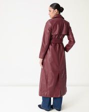 Vista traseira do trench coat vinho em PU com pala e cinto, modelo de costas