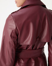 Detalhe da pala traseira e botão revestido no trench coat vinho em PU