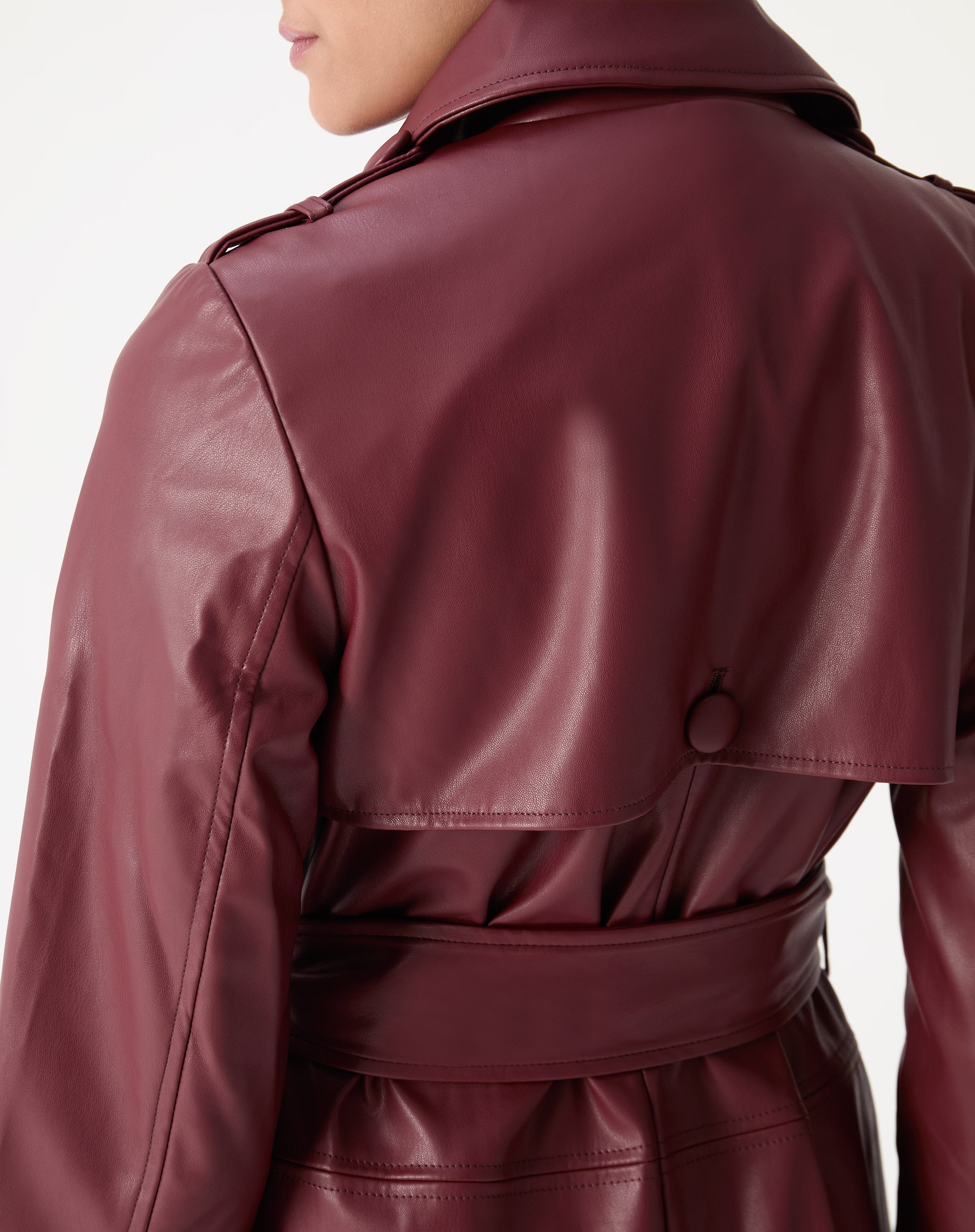 Detalhe da pala traseira e botão revestido no trench coat vinho em PU