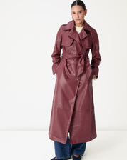 Trench coat longo vinho em PU, vista frontal corpo inteiro com cinto e abotoamento duplo