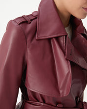 Close na gola e pala do trench coat vinho em PU mostrando textura e acabamento