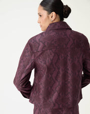 Detalhe do colarinho clássico da jaqueta vinho com padronagem snake print e botões frontais.