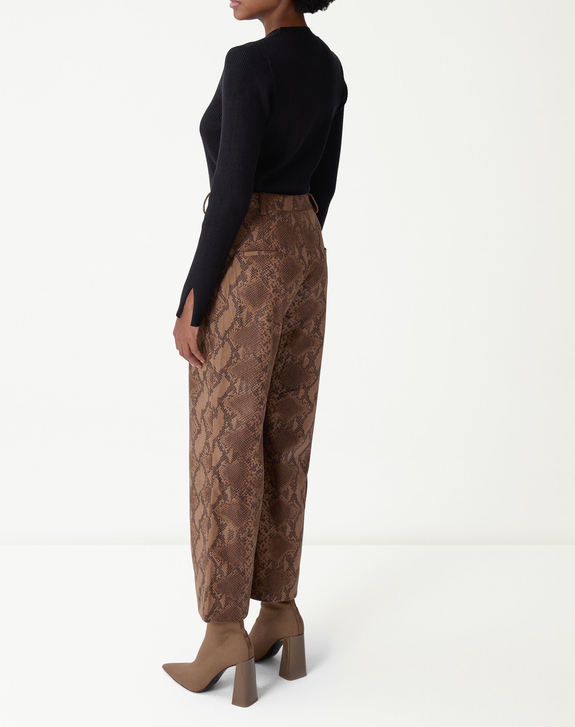 CALÇA RETA COBRA PU - CARAMELO