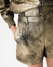 SHORTS COM PREGAS METALIZADO - DOURADO