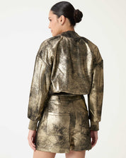 SHORTS COM PREGAS METALIZADO - DOURADO