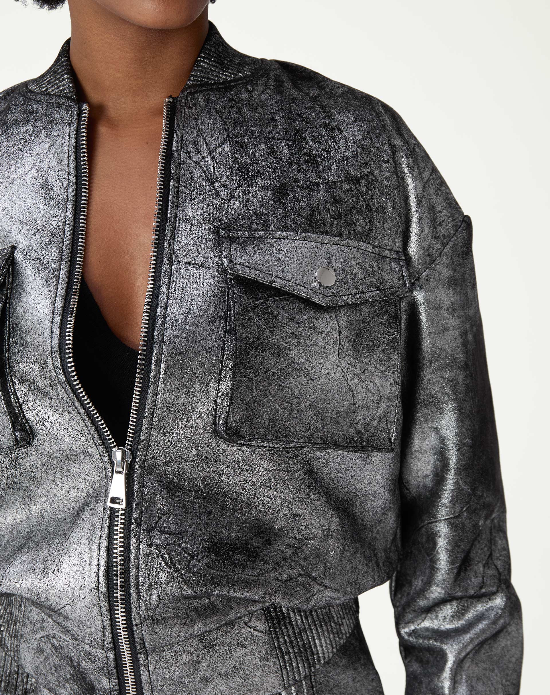 Vista traseira da jaqueta bomber prata em suedine, mostrando caimento solto, costas lisas e barra canelada