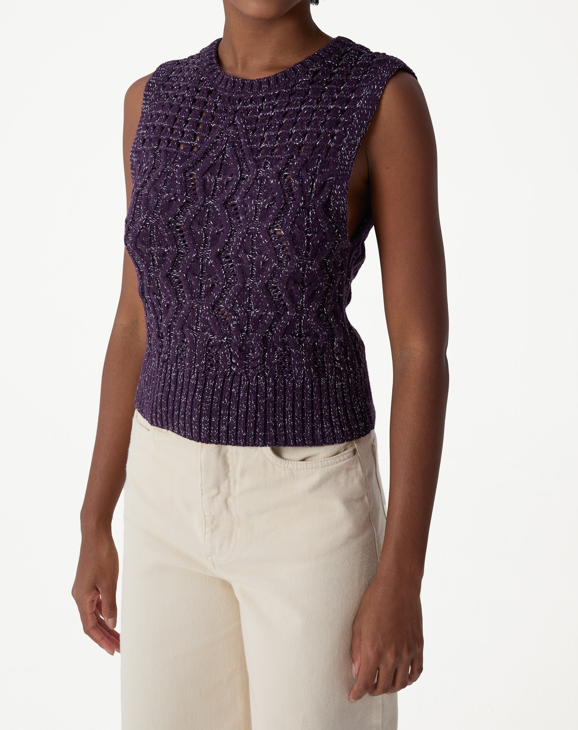 Foto em corpo inteiro da regata tricot roxa em modelo, mostrando proporção, barra canelada e comprimento curto com calça de cintura média.