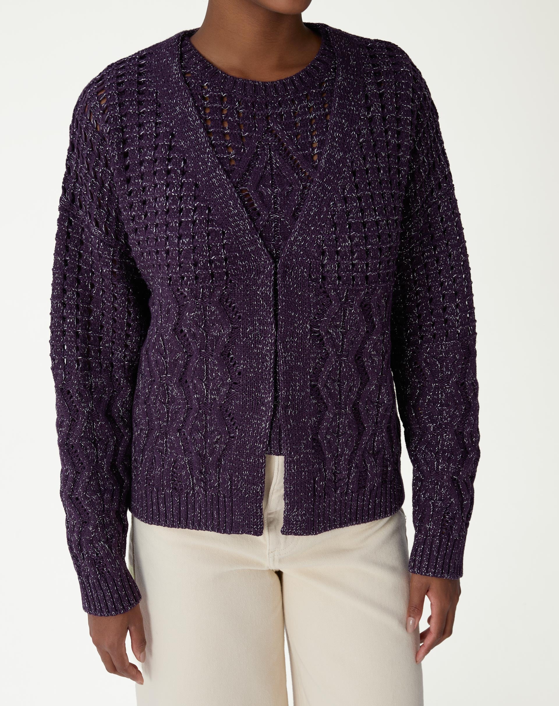 Close-up do decote V e abertura frontal do cardigan tricot roxo em fundo branco, mostrando a trama do ponto.