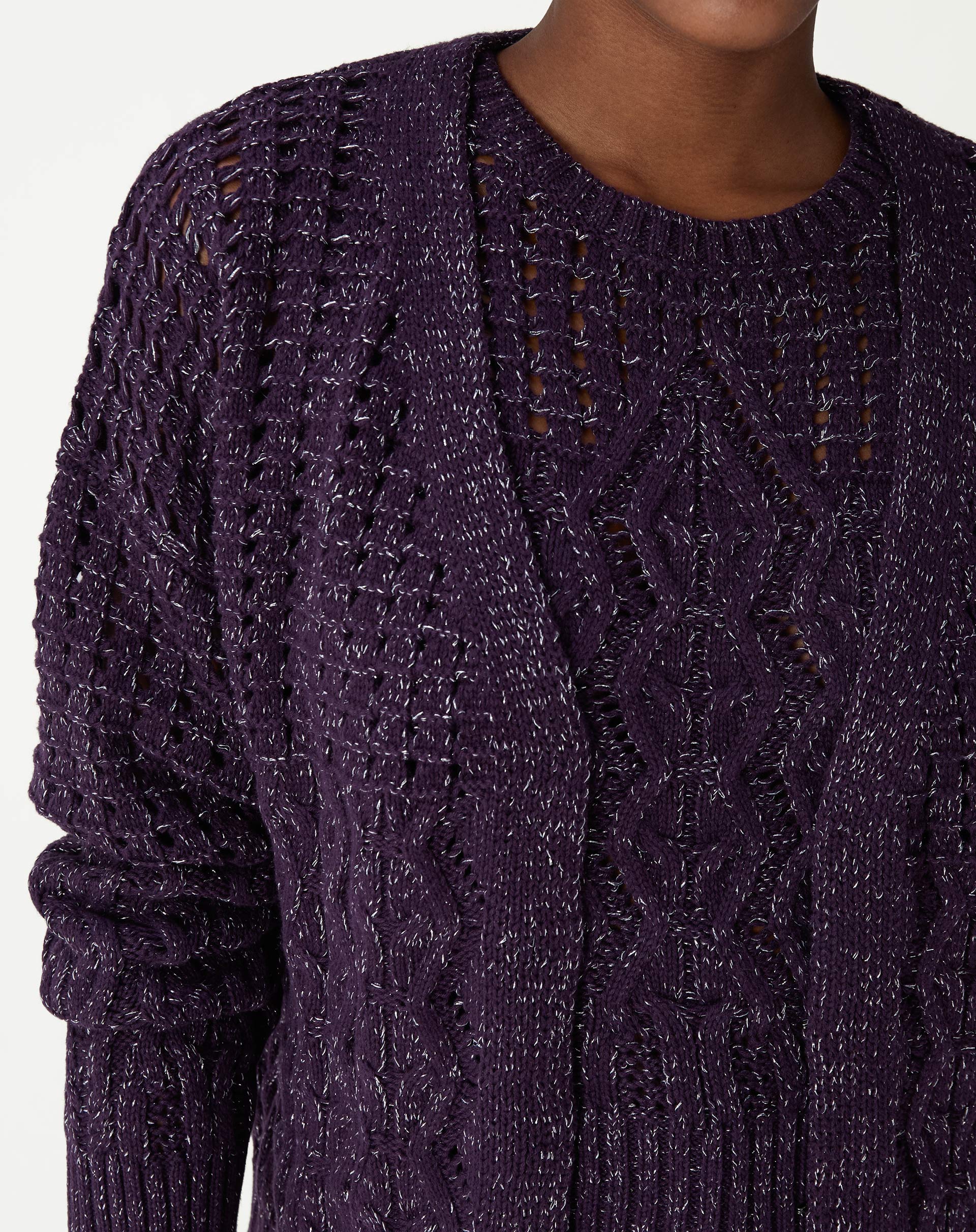 Vista posterior do cardigan tricot roxo evidenciando a padronagem texturizada nas costas e a barra canelada.