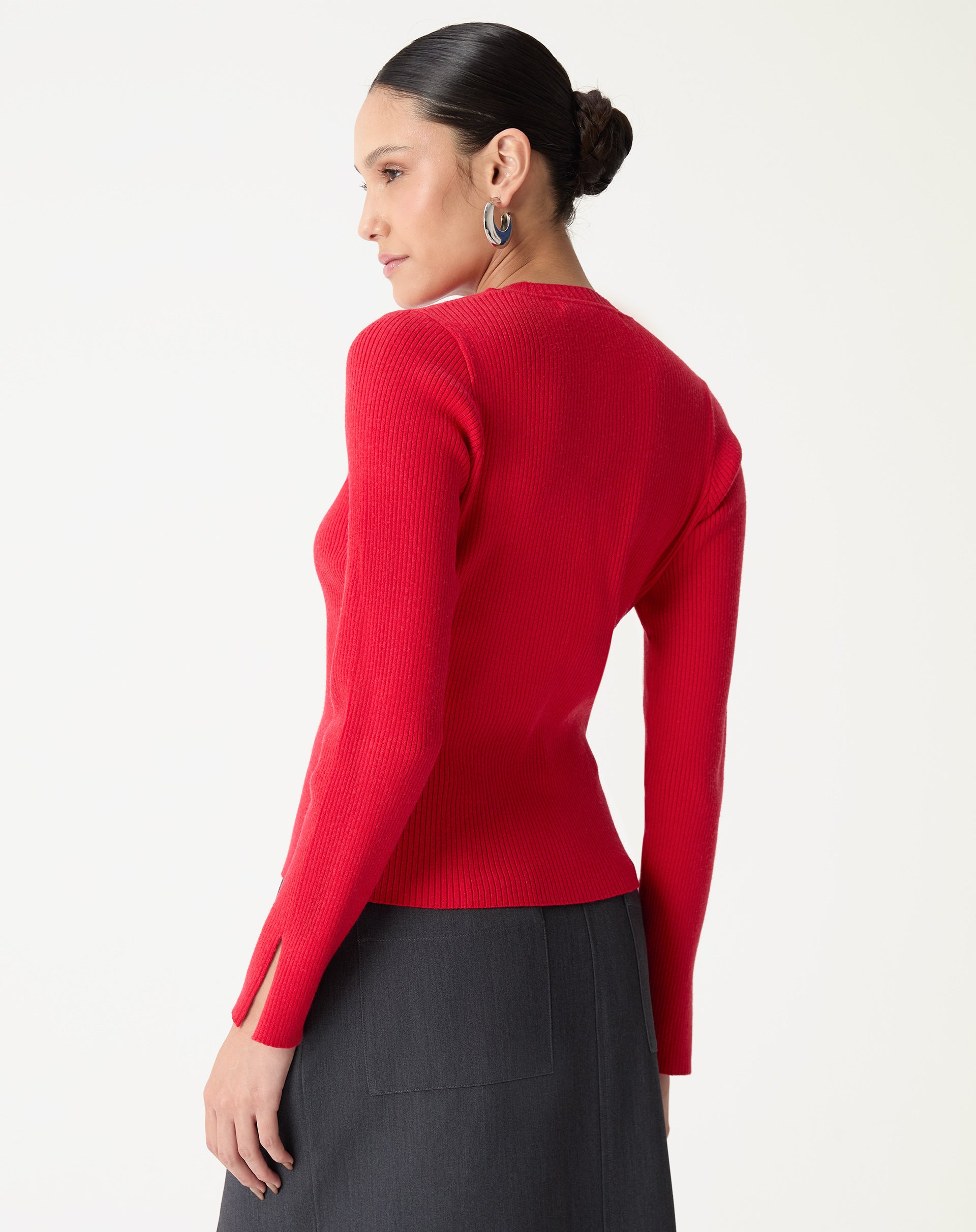 Suéter vermelho visto por trás detalhando o ajuste e acabamento.