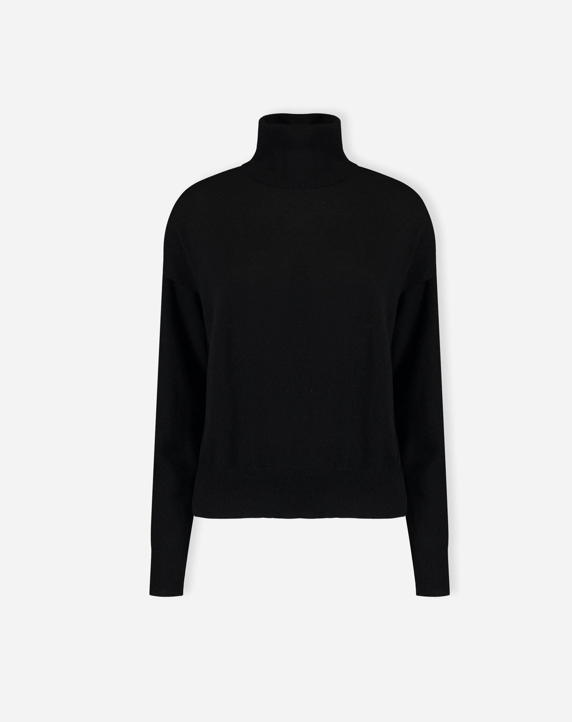 Detalhe do decote gola alta em cashmere preto com textura macia e acabamento do colarinho