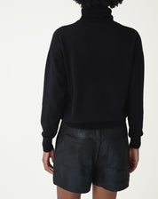 Suéter gola alta preto em cashmere apresentado em fundo branco, imagem de produto frontal exibindo silhueta e mangas longas