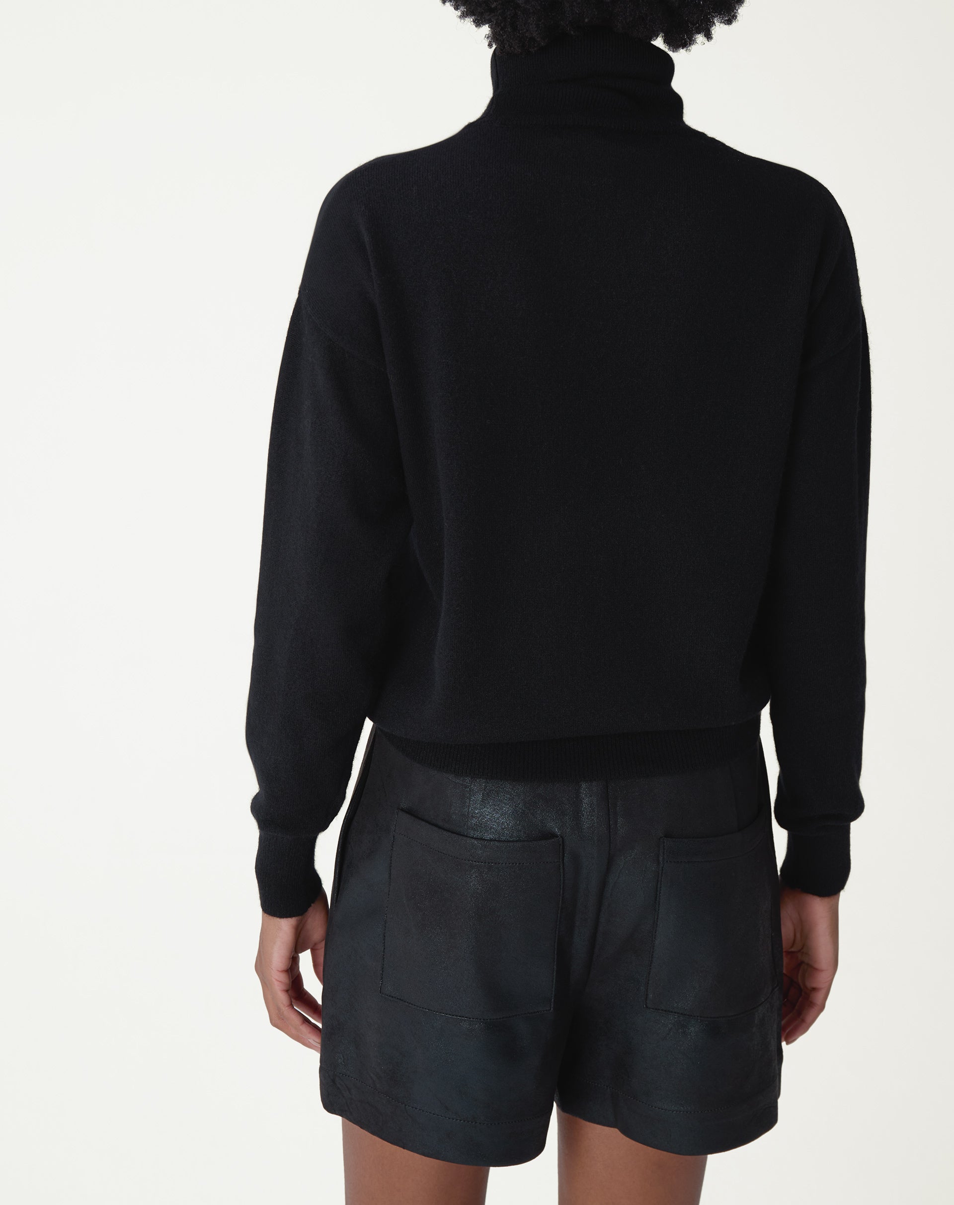 Suéter gola alta preto em cashmere apresentado em fundo branco, imagem de produto frontal exibindo silhueta e mangas longas