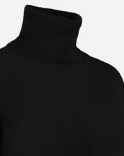 Close do ombro e gola do suéter em cashmere preto evidenciando acabamento fino e malha delicada