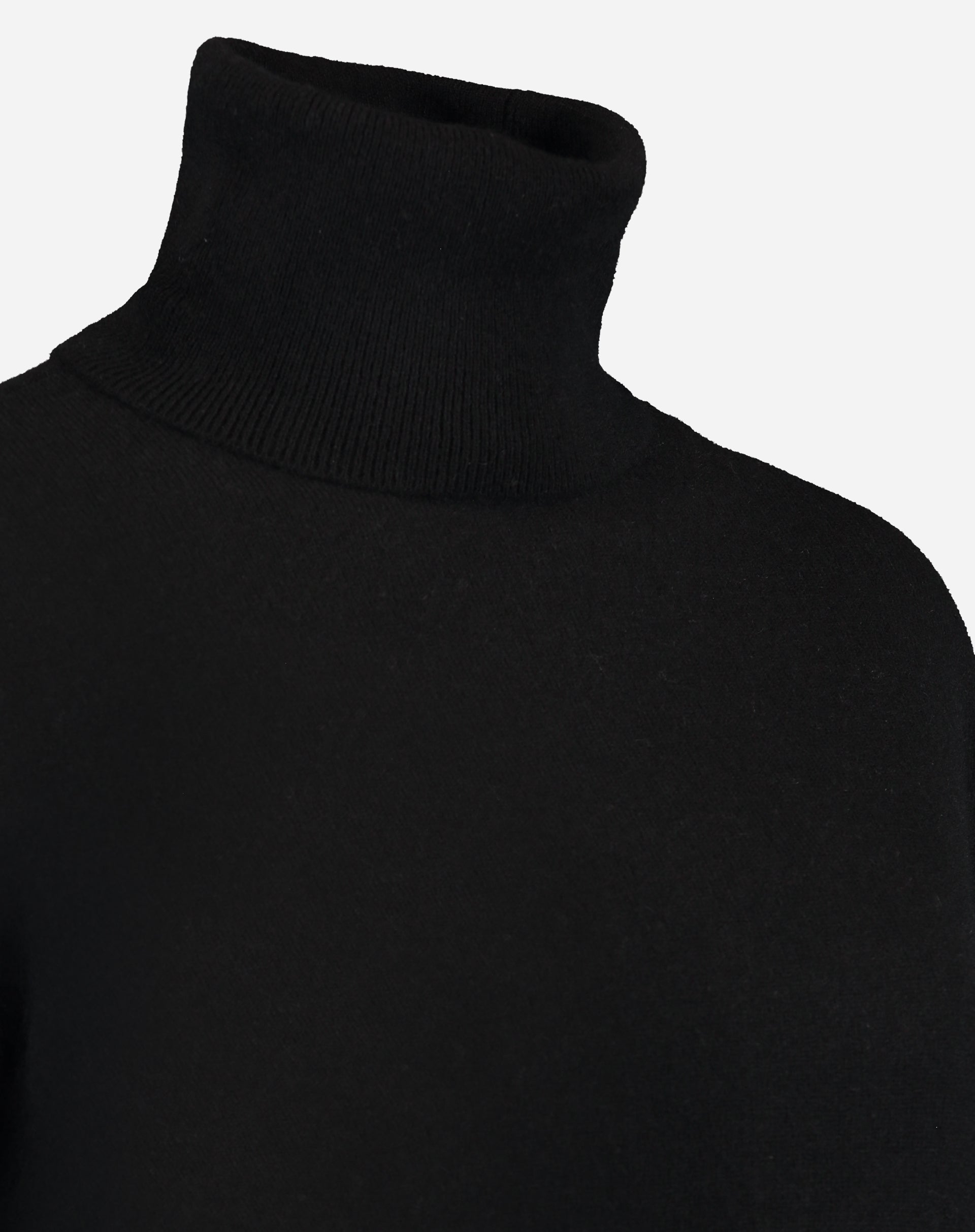 Close do ombro e gola do suéter em cashmere preto evidenciando acabamento fino e malha delicada