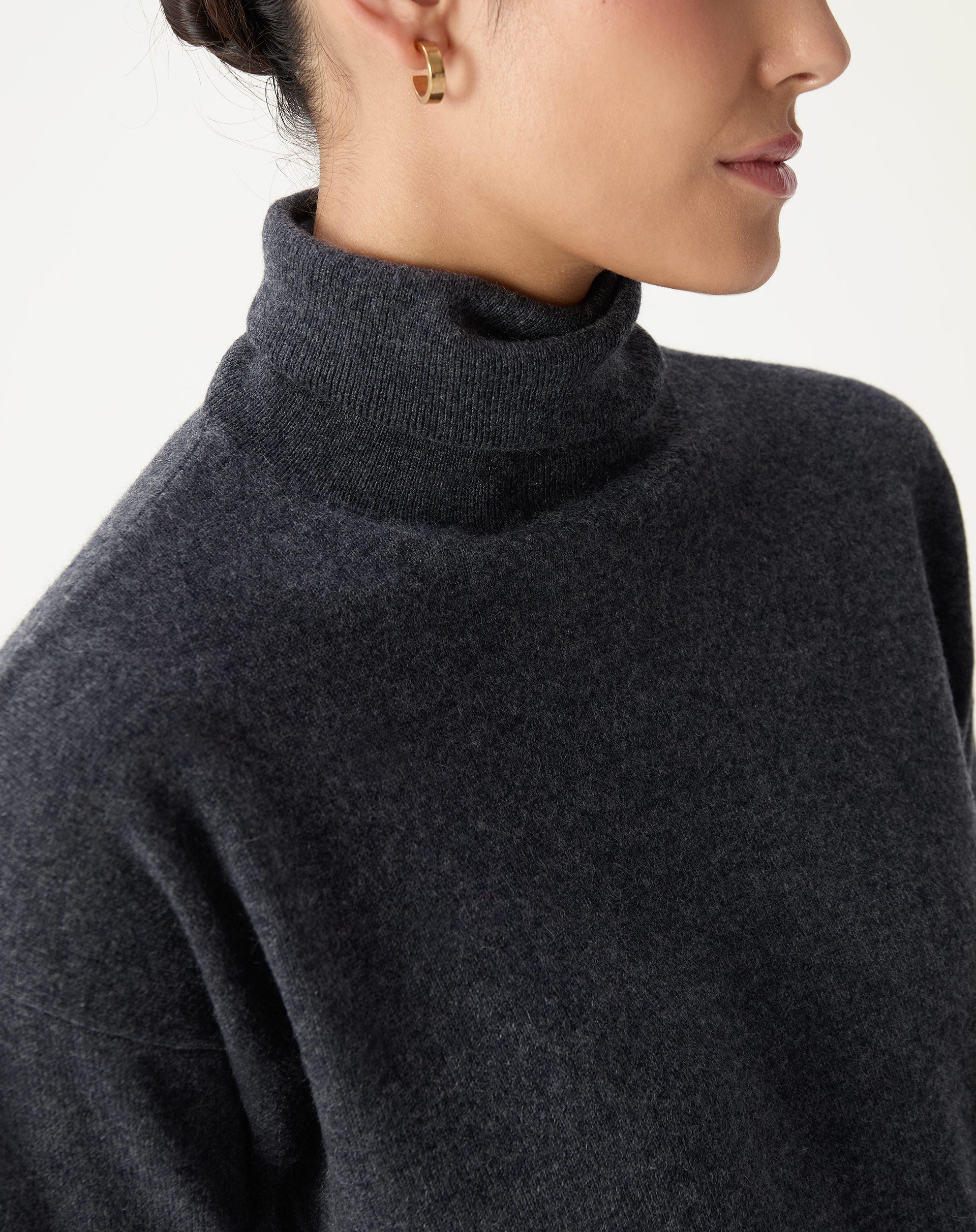 Visual traseiro do suéter de gola alta em cashmere cinza mescla escuro com comprimento até o quadril e corte moderno.