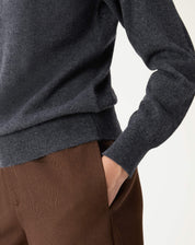 Barra e punho canelados com acabamento reforçado do suéter de cashmere, exibindo maciez e textura.