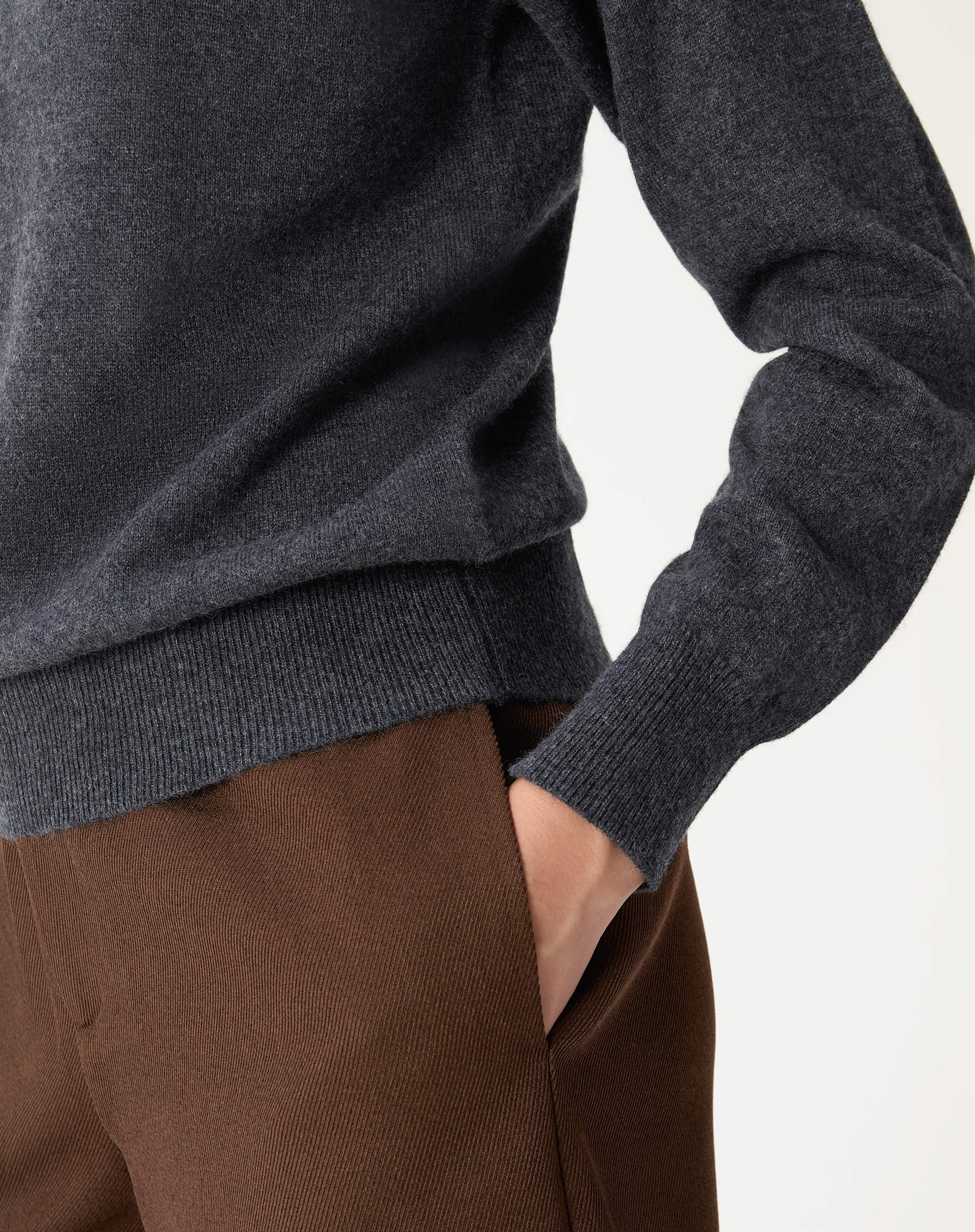 Barra e punho canelados com acabamento reforçado do suéter de cashmere, exibindo maciez e textura.