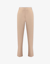 Imagem frontal completa da calça slim alfaiataria bege sobre fundo branco, mostrando detalhes da bainha.