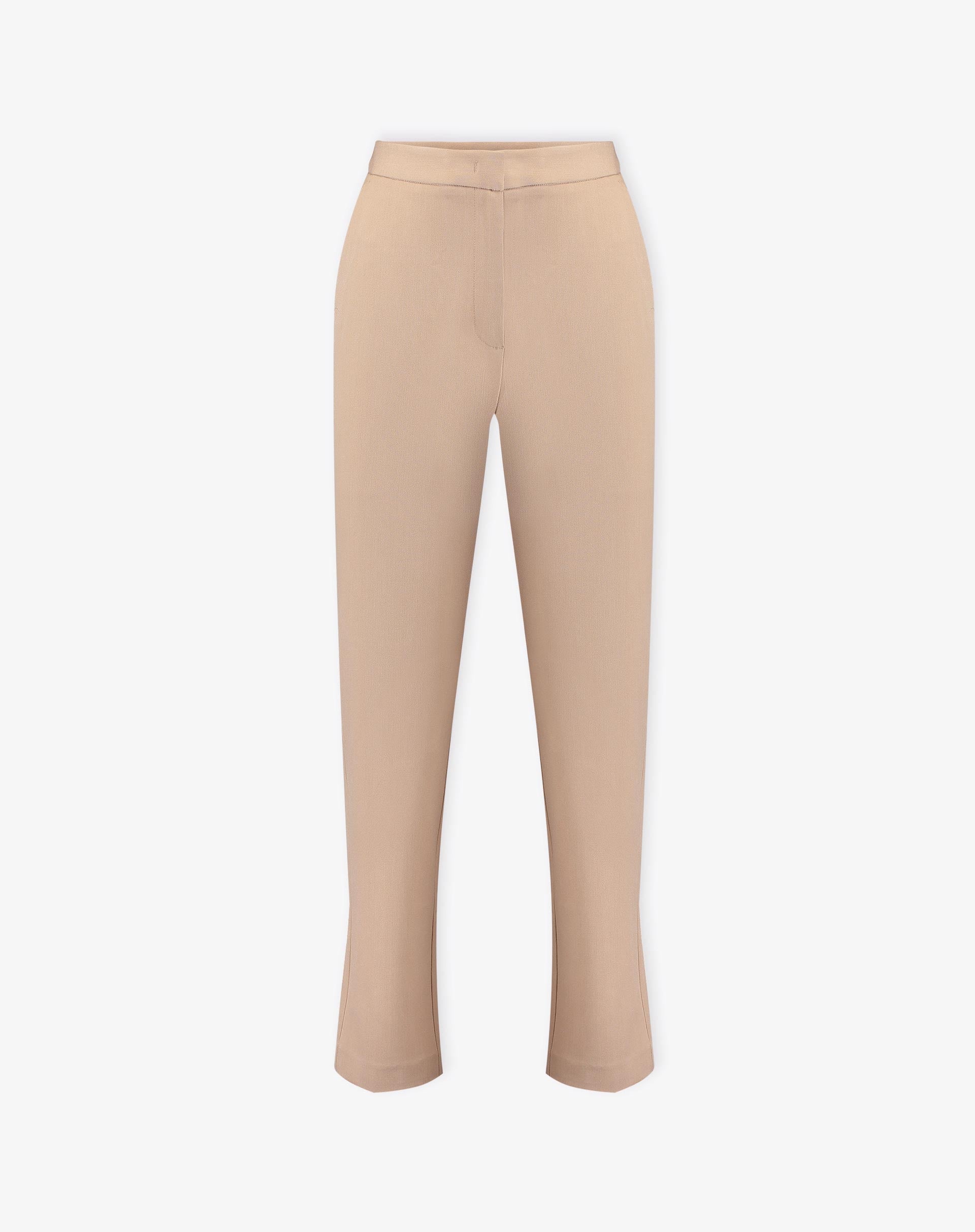 Imagem frontal completa da calça slim alfaiataria bege sobre fundo branco, mostrando detalhes da bainha.