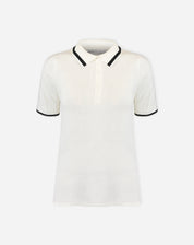 Vista traseira da blusa polo tricot off-white mostrando corte reto, comprimento midi e punhos com listra preta