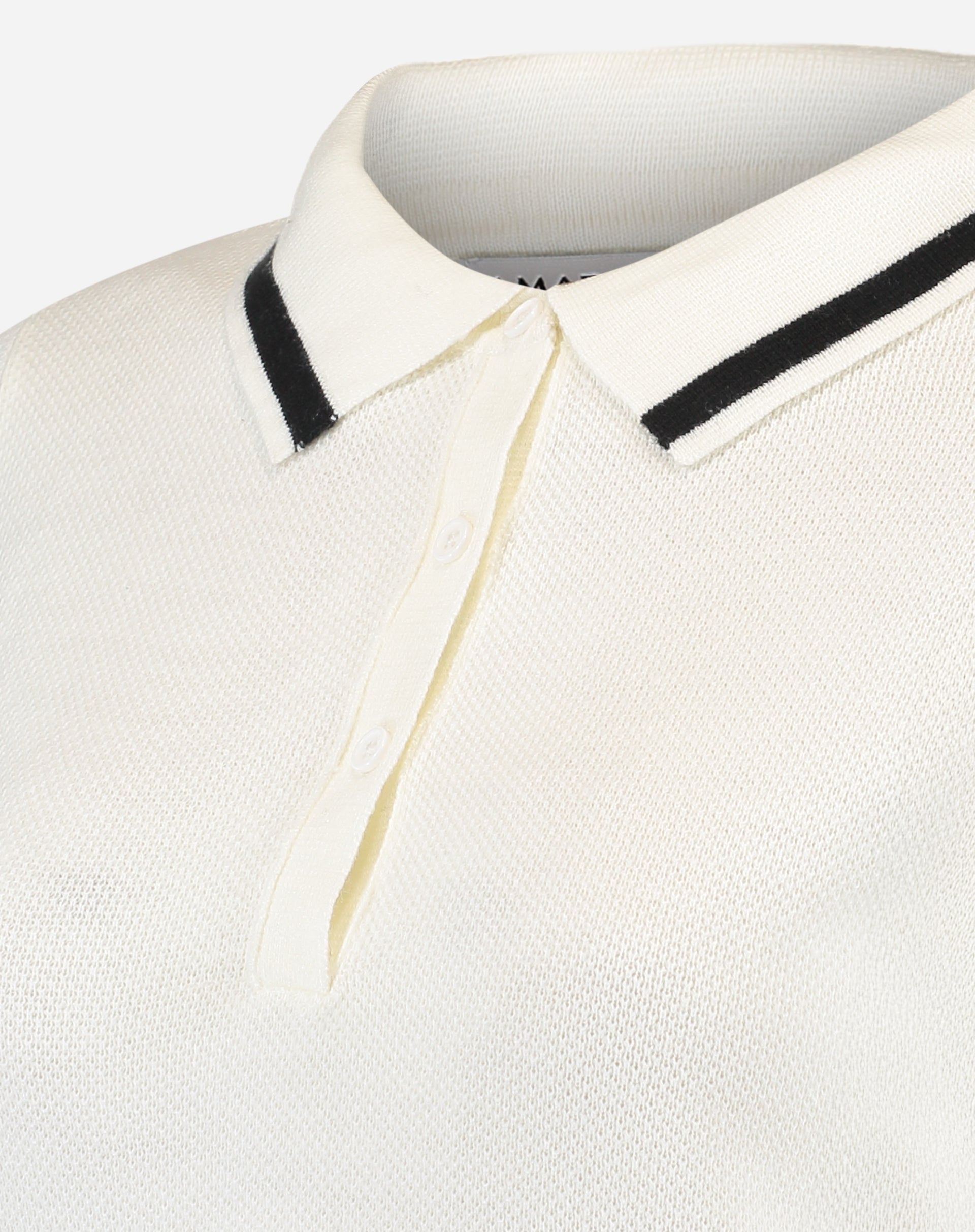 Detalhe da carcela frontal com botões off-white e textura do tricot em close