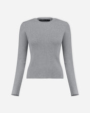 Vista traseira do suéter tricot gola careca cinza mescla em modelo, mostrando corte e barra