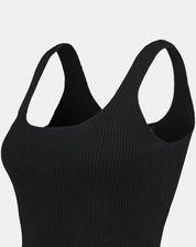 Vista em ângulo da regata tricot preta em close, evidenciando a malha canelada e o acabamento