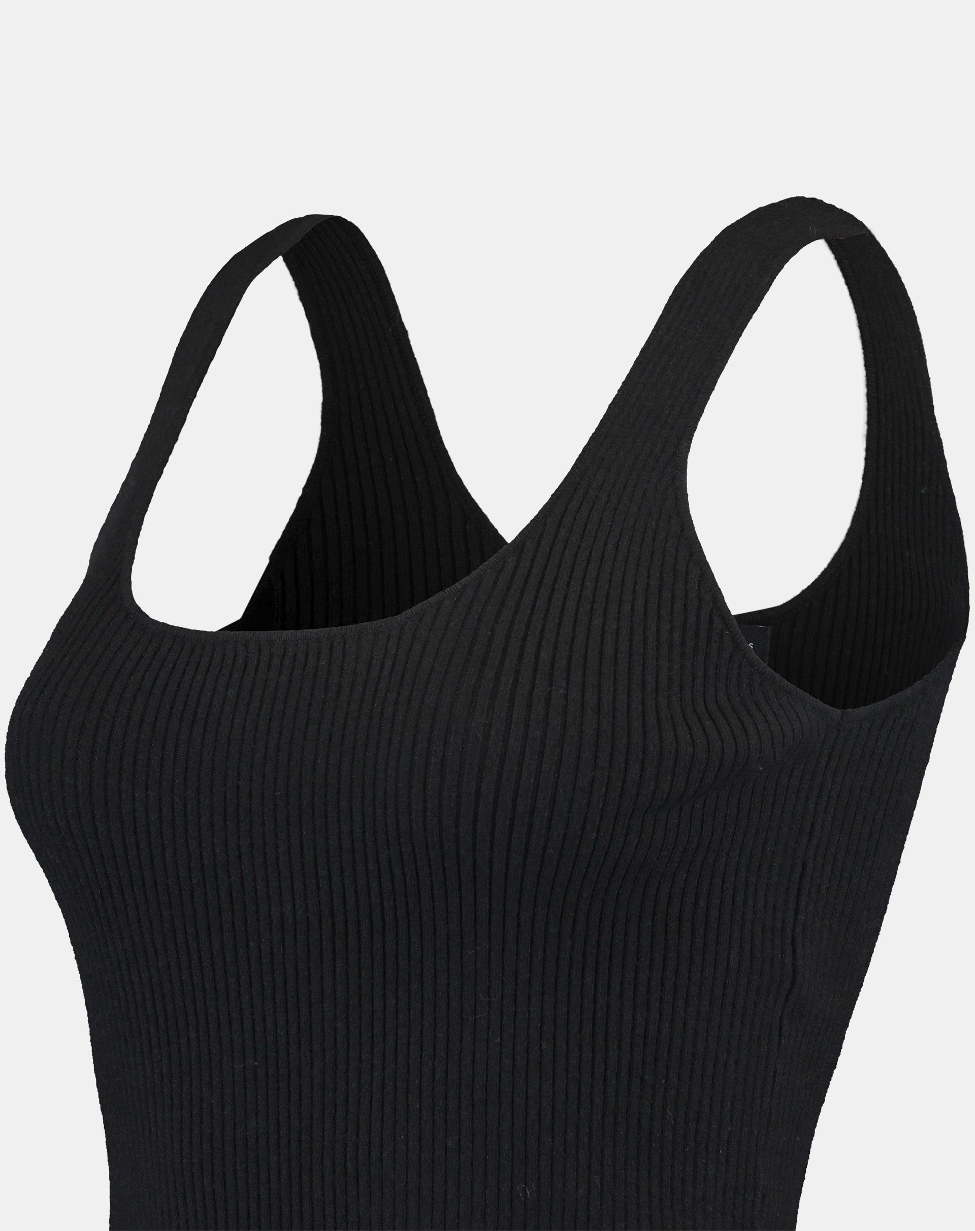 Vista em ângulo da regata tricot preta em close, evidenciando a malha canelada e o acabamento