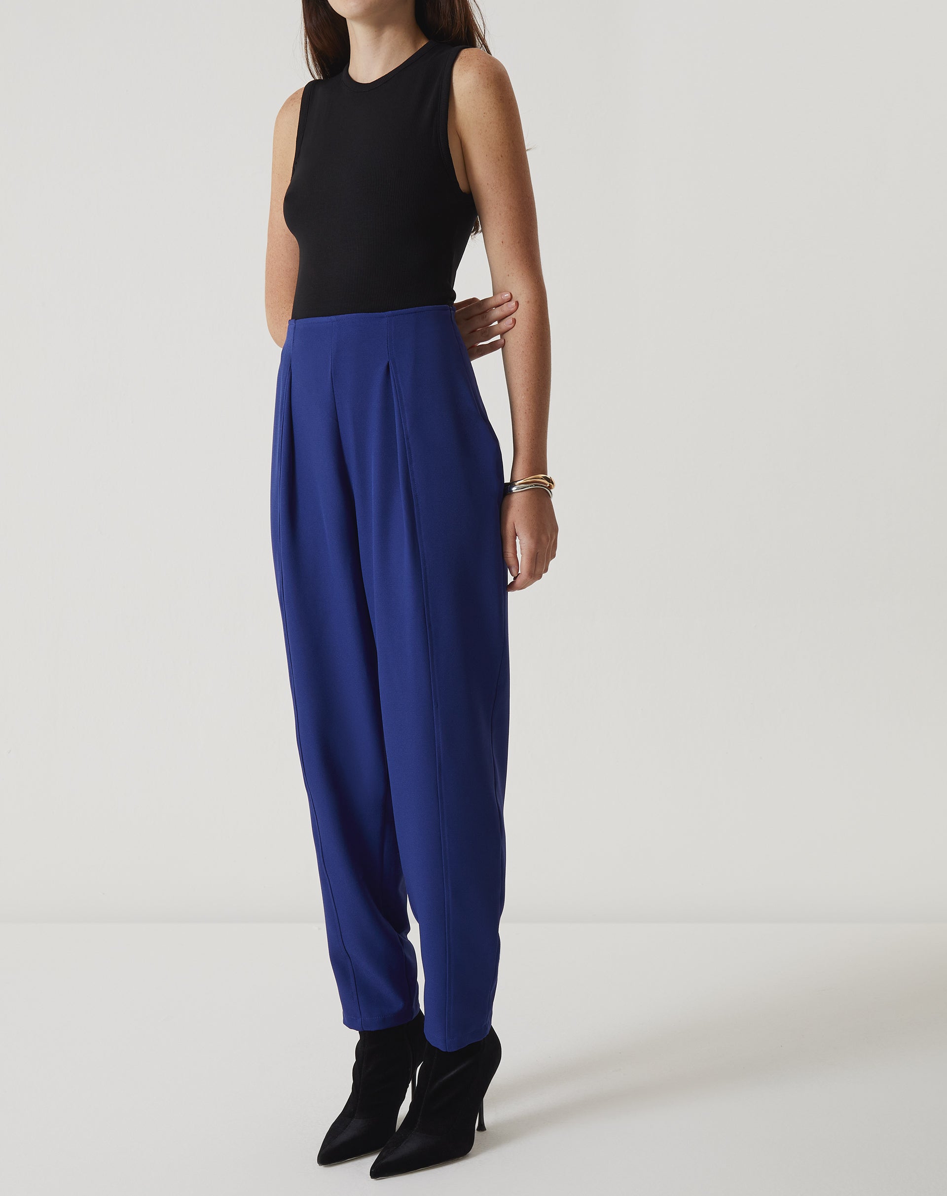 CALÇA COM VINCOS DE ALFAIATARIA - AZUL