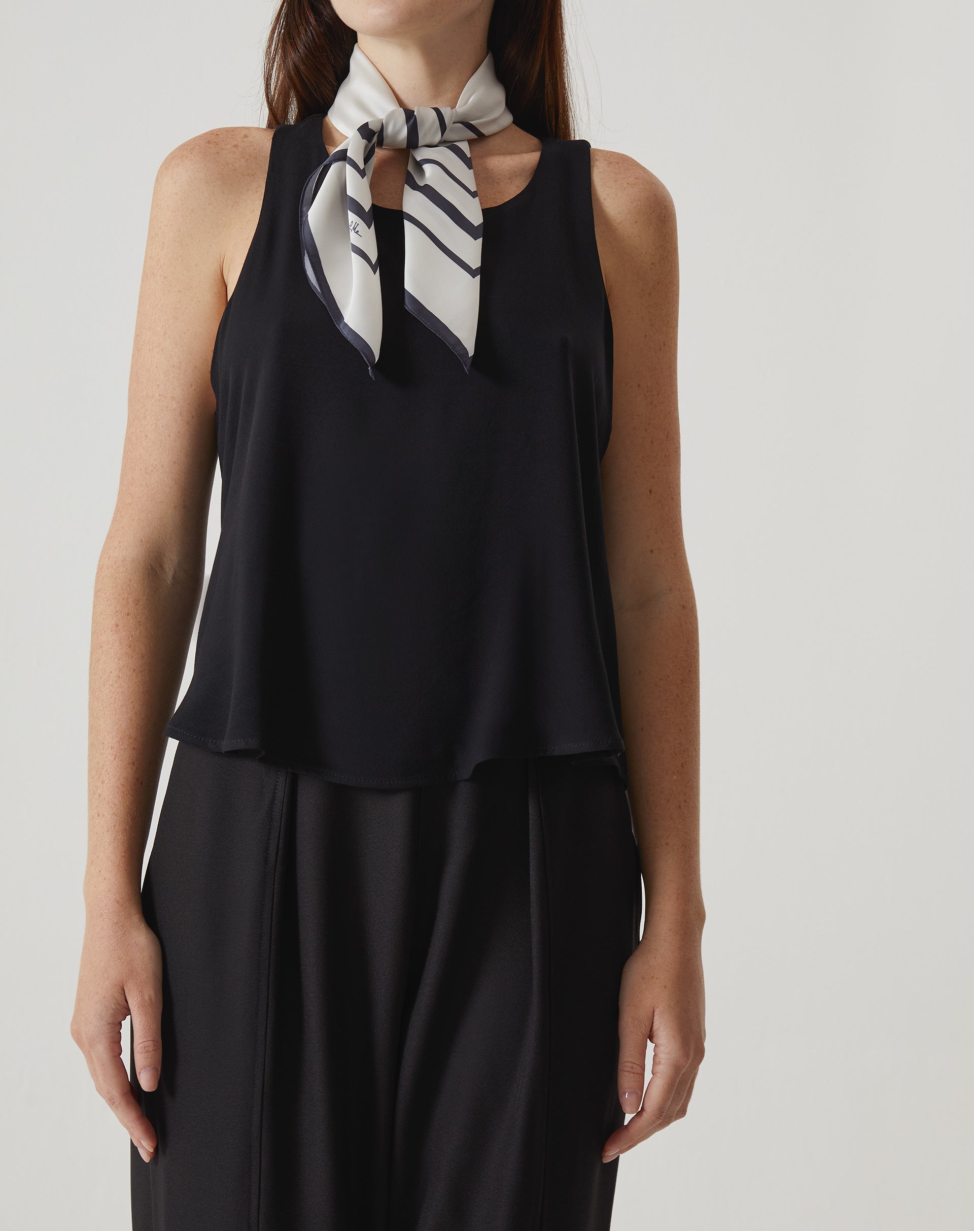 REGATA COM BABADOS DE VISCOSE - PRETO