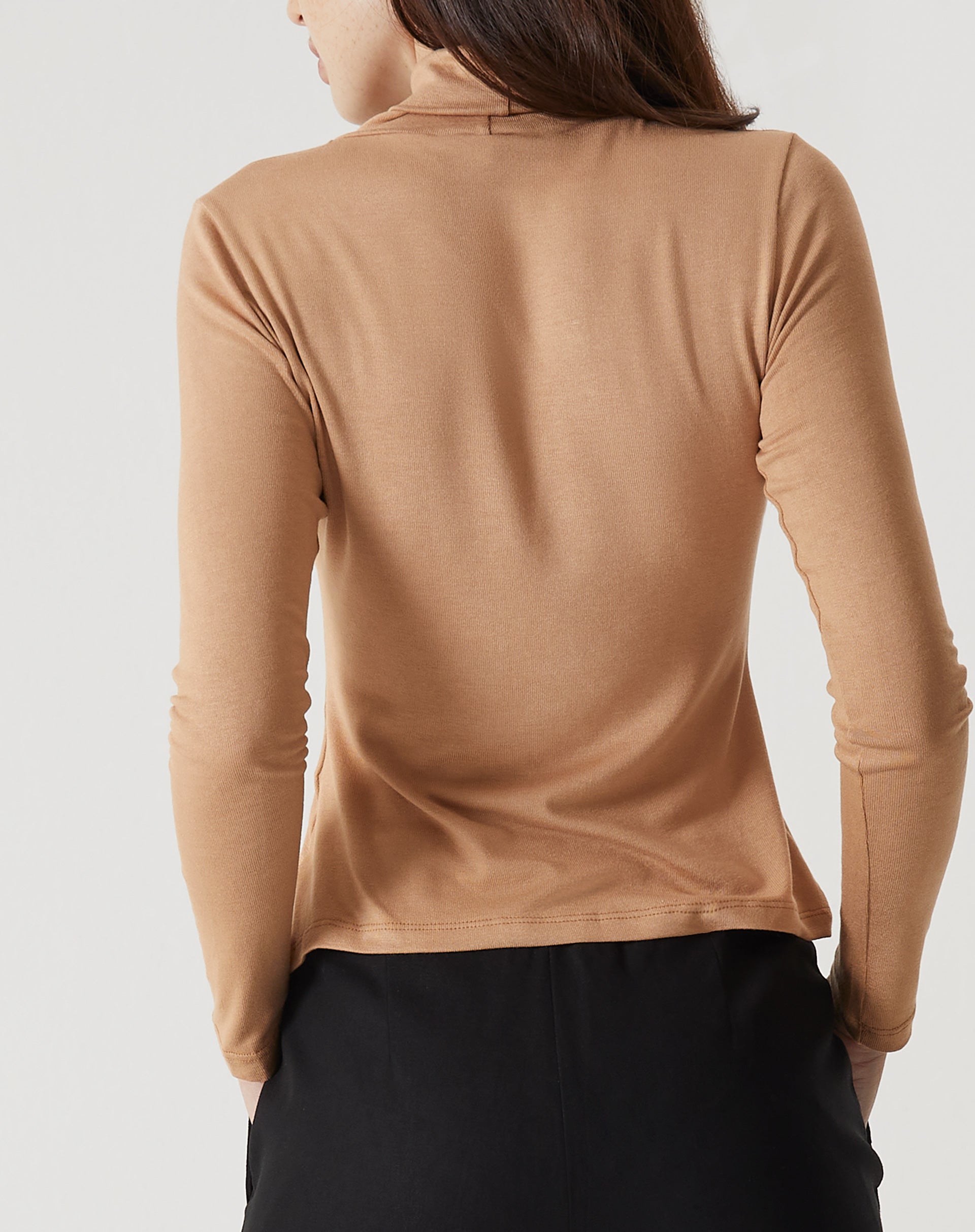 BLUSA GOLA ALTA DE MALHA - BEGE